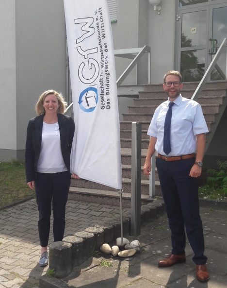Gesellschaft für Wirtschaftskunde ernennt neue Geschäftsführerin - Landrat Thorsten Stolz wünscht der neuen GfW-Geschäftsführerin Christine Paetzel einen guten Start bei der Gesellschaft für Wirtschaftskunde; Foto: Main-Kinzig-Kreis